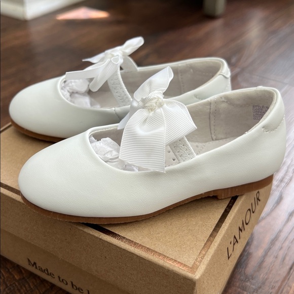 L’amour White Dress Shoes with Bow - Picture 2 of 7